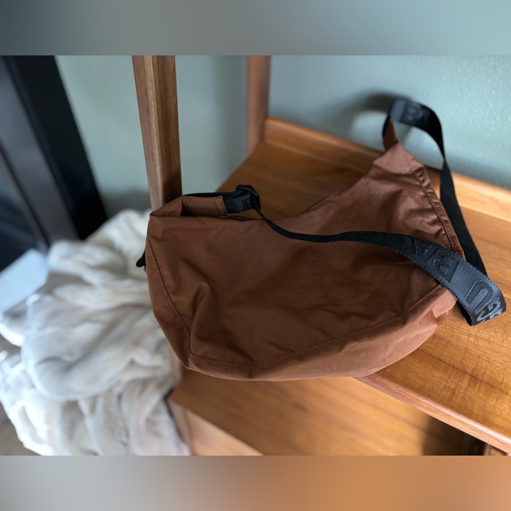BAGGU Medium Crescent Bag in Brown
